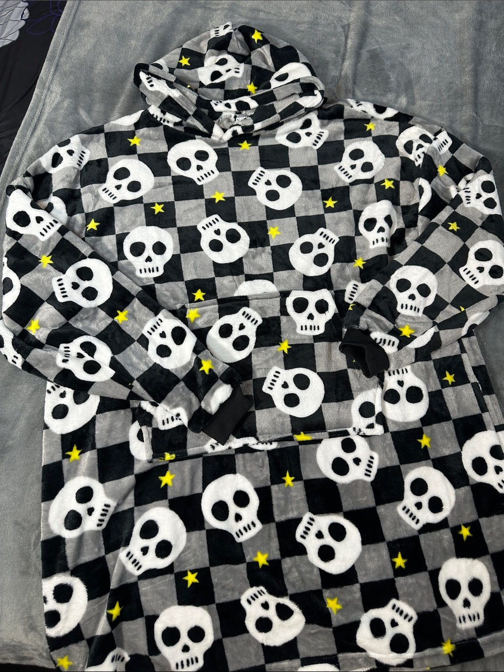 NWOT Spirit Black & Gray Hooded Sleepshirt w/Skulls & Yellow Stars One Size ☠️